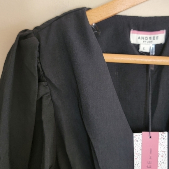 NWT Andree by Unit | Black Crossover Surplice Top with Peplum Hem Size Large - Picture 4 of 5